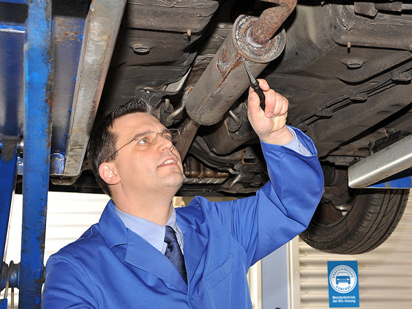 Werden bei der Hauptuntersuchung „erhebliche Mängel“ am Fahrzeug festgestellt, muss eine Reparatur binnen vier Wochen erfolgen, und bei „gefährlichen Mängeln“ ist nur noch die direkte Fahrt in eine Werkstatt erlaubt (Bild: ProMotor/T. Volz)