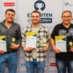 Die drei Erstplatzierten beim Finale der diesjährigen Experten-Trophy von ATR: Hendrick Beeken vom Kfz Meisterbetrieb Hendrick Beeken in Winsen (links) als Zweiter und Martin Bauer vom Autoservice Bauer GbR in Elchesheim-Illingen als Dritter rahmen Gesamtsieger Johannes Renner vom Kfz-Meisterbetrieb Hendrick Beeken in Winsen ein (Bild: ATR)