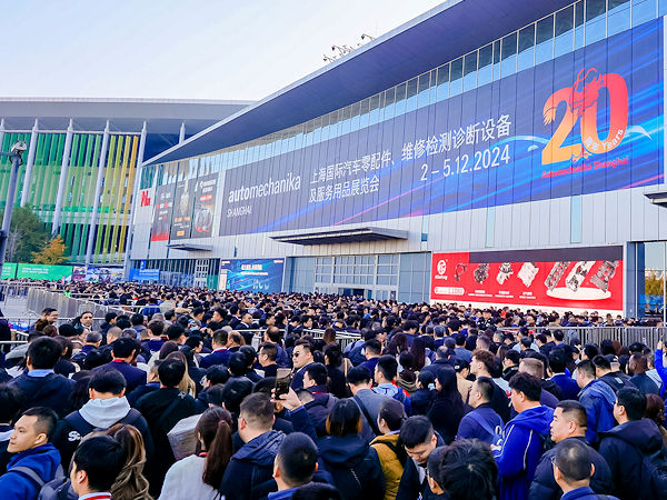 Für die gestern eröffnete und noch bis zum 5. Dezember laufende 20. Ausgabe der Automechanika Shanghai wird in Sachen Ausstellerbeteiligung mit fast 6.800 Unternehmen ein neuer Rekord vermeldet (Bild: Messe Frankfurt)