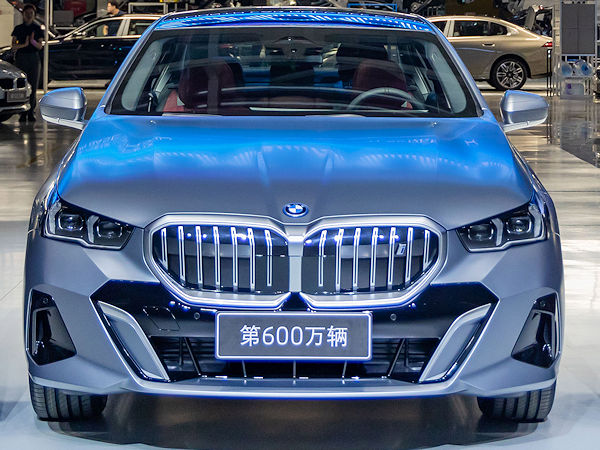 Als einer der Trends, die der Automobilindustrie hierzulande zu schaffen machen, wird die „Kontinentalisierung“ – also mehr Zölle/Gegenzölle und damit weniger Globalisierung auf dem Automobilmarkt – gesehen, zumal Deutschland auf Exporte nach China und die USA angewiesen sei, die 20 Prozent aller Ausfuhren der Branche ausmachen und zu 96 Prozent aus hochpreisigen Premiumfahrzeugen bestehen sollen im Gegensatz einem für Europa insgesamt genannten 60-prozentigen Anteil (Bild: BMW)