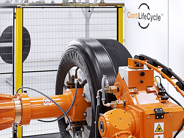 Mit runderneuerten „ContiRe“- und „ContiTread“-Reifen sollen Flotten ihre Reifenkosten um bis zu 35 Prozent senken und gleichzeitig die Umwelt schonen können, verspricht Continental (Bild: Continental)