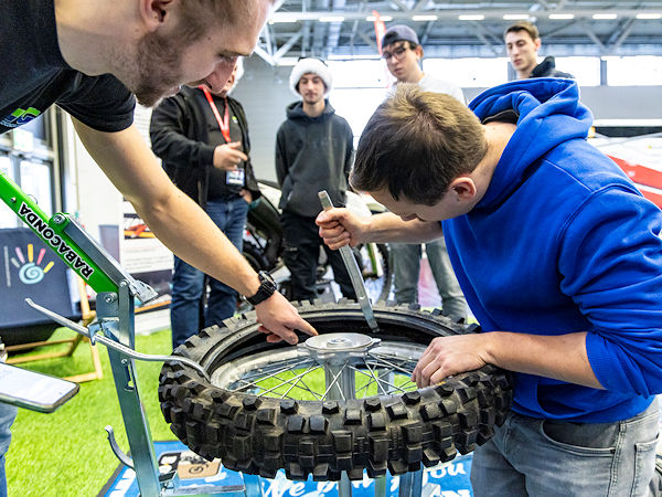 Auf der „Sonderfläche Rennsport“ der Messe ging es zwar auch um Reifen, aber bei der diesjährigen Intermot war lediglich Bridgestone als einziger Reifenhersteller als Aussteller vertreten (Bild: Koelnmesse)