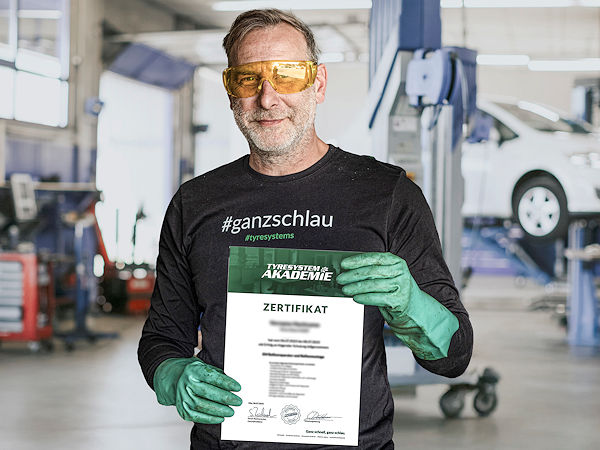 Der Basiskurs in Sachen Reifenmontage wird von Werkstattleiter André Krah geleitet und ist als Vorbereitung auf die darauf aufbauende zweitägige Weiterbildung zum WdK-zertifizierten Monteur gedacht (Bild: RSU)