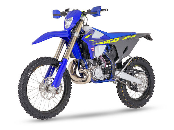 Der französische Motorradhersteller Sherco stellt seine Racing-Modelle des 2025er-Jahrgangs ab Werk auf das Mitas-Profil „Terra Force-EF“ in der Mischungsvariante „Super“ (Bild: Mitas)