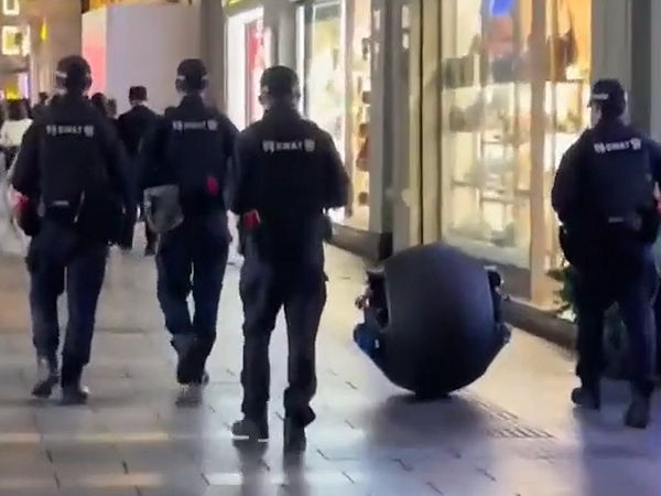 Offenbar ist der Robocop-Reifen in China bereits im Probe- oder zumindest Publicity-Einsatz in Begleitung noch von echten Polizisten (Bild: YouTube/Screenshot)