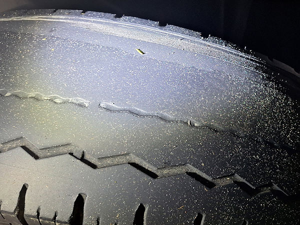 Weniger als letzte Rille: Um die Weiterfahrt eines Transporters mit derart desolater Bereifung zu unterbinden, hat die Polizei eine technische Sperre an dem Fahrzeug angebracht (Bild: Polizeiinspektion Delmenhorst/Oldenburg-Land/Wesermarsch)