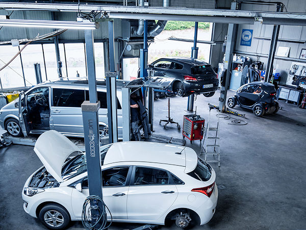 Auch die Zahl der rund um Instandhaltung/Reparatur von Kraftwagen in Werkstätten Beschäftigten ist in den ersten neun Monaten 2024 gestiegen: um 2,5 Prozent gegenüber dem Vorjahreszeitraum, während bezogen auf dieselben neun Monate des Vor-Corona-Jahres diesbezüglich ein einprozentiges Minus berichtet wird (Bild: ProMotor)
