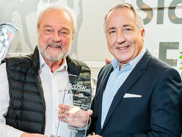 Messe-Essen-Geschäftsführer Oliver P. Kuhrt (rechts) hat den Ehrenpreis des Deutschen Sportfahrerkreises aus den Händen von dessen Präsident Dr. Karl-Friedrich Ziegahn in Empfang nehmen können (Bild: Messe Essen)