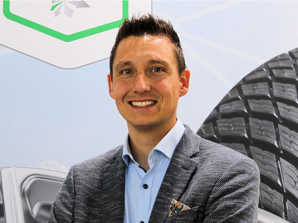 „Als wir 2023 mit unserem Partnerkonzept gestartet sind, hätten wir nicht erwartet, diese Marke so rasch zu erreichen“, freut sich RSU-Geschäftsführer Sven Döbler über den Erfolg des TyreSystem-Partnerkonzeptes, dem mittlerweile ein halbes Tausend Betriebe angeschlossen sind (Bild: NRZ/Christian Marx)