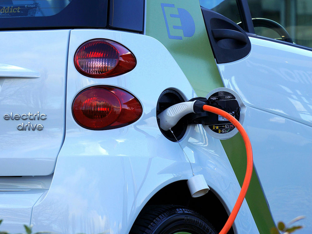 Das Geschäftsmodell der Elaris AG, die Elektrofahrzeuge ihrer gleichnamigen Eigenmarke bei chinesischen Herstellern fremdfertigen lässt und hierzulande vertreibt, sei – sagt das Unternehmen selbst – im vierten Quartal 2024 massiv unter Druck geraten, weil die EU zusätzlich zu einem zehnprozentigen Importzoll im vergangenen November noch weitere Strafzölle auf Importe von batteriebetriebenen Elektrofahrzeugen aus China verhängt hat rückwirkend zum Juli zurückliegenden Jahres (Bild: Pexels/Mike Bird)