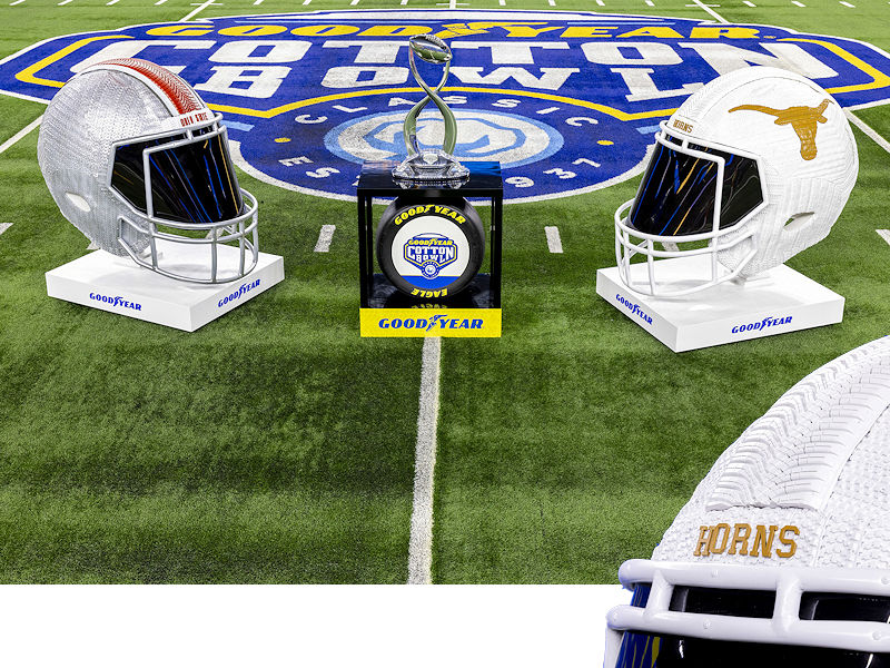 Bei der zweiteiligen Installation bzw. den beiden knapp 1,7 Meter hohen und etwa 90 Kilogramm auf die Waage bringenden Football-Helmen wurden die Laufflächen von mehr als 90 Goodyear-Reifen verbaut (Bilder: Goodyear)