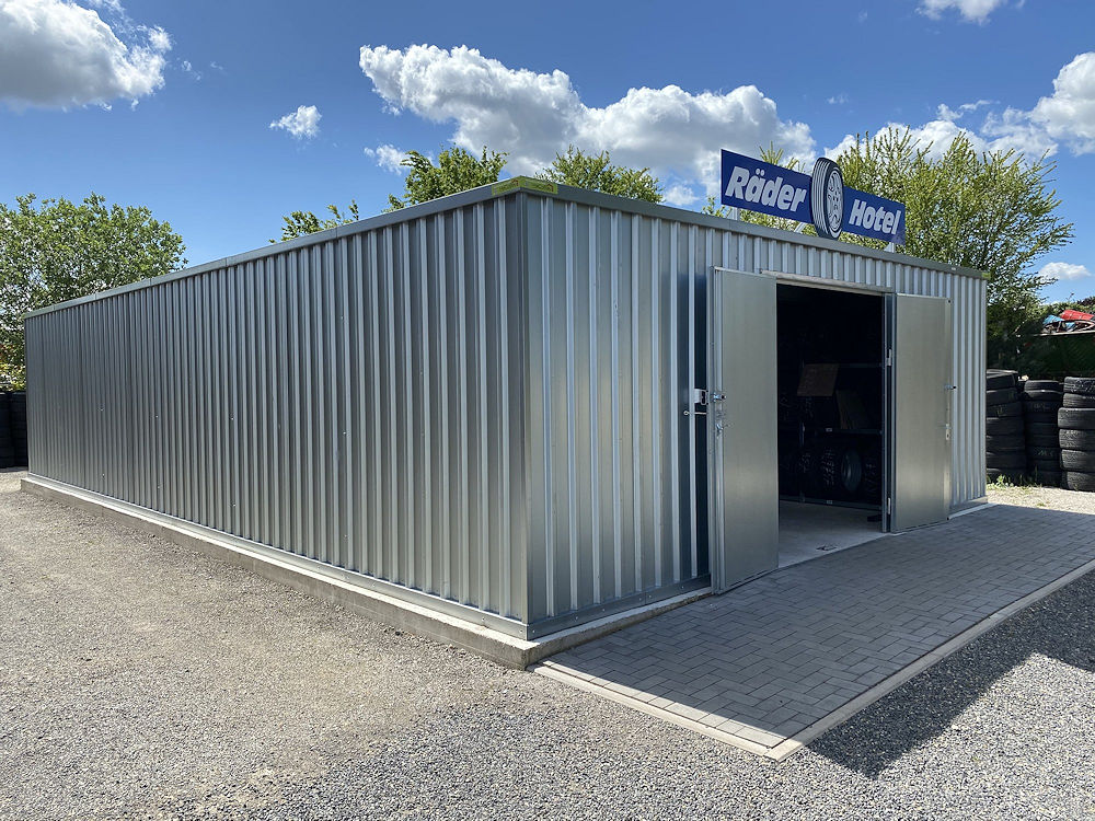 Als Spezialist für modulare Lagerlösungen hat HaCoBau nach eigenen Angaben bereits mehr als 800 Projekte in der Kfz-Branche umgesetzt wie jüngst etwa bei dem BMW-Autohaus Wigger in Güstrow, das durch diese „kluge Infrastrukturplanung“ nicht nur seinen Kundenservice verbessert, sondern auch seine Prozesseffizienz gesteigert habe (Bild: HaCoBau)
