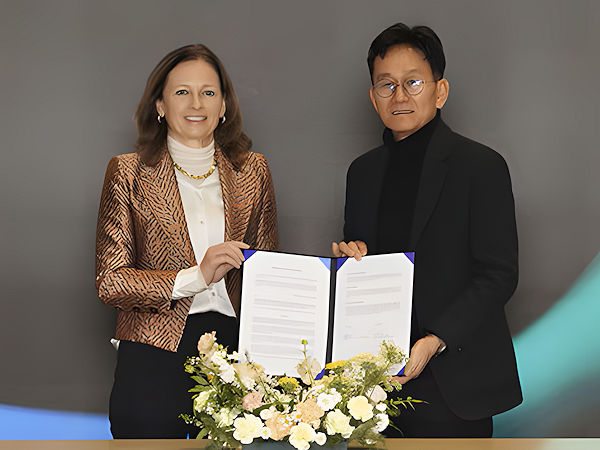 An Nuyttens, Präsidentin des Solvay-Geschäftsbereiches Silica & Special Chem, und Bonhee Ku, Präsident und CTO bei Hankook Tire, haben eine Absichtserklärung unterzeichnet, in Bezug auf eine nachhaltige Herstellung von Reifen bzw. die Verwendung von Kreislaufsilika bei deren Produktion zusammenzuarbeiten (Bild: Solvay)