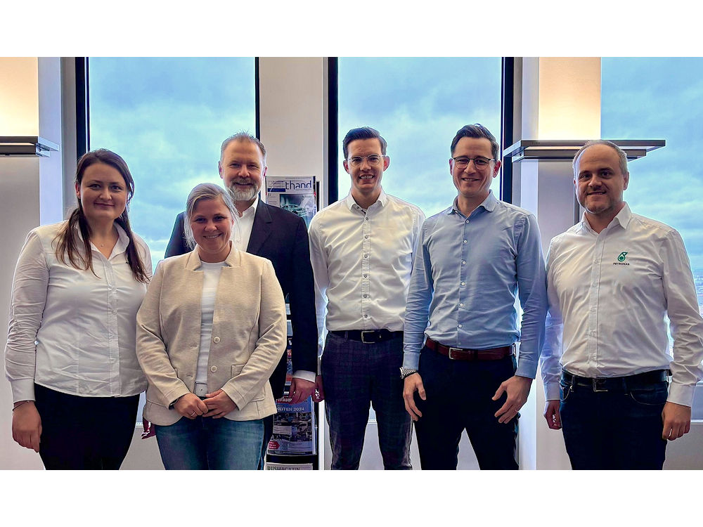 Freuen sich über die neue strategische Partnerschaft beider Unternehmen (von links): Petronas Sales Representative Viktoria Wolf mit Carat-Marketingmanagerin Lisanne Herda und Nils Schöner, Head of Market bei Petronas, sowie Carats Head of Category Management CV Axel Stark, Carats Category Manager Karl-Michael Lill und Dario Peric, Sales Manager Open Market bei Petronas (Bild: Petronas)