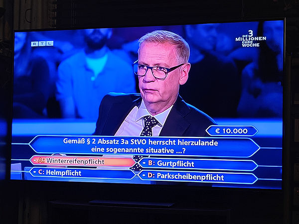 Wieder einmal waren Winterreifen ein Thema bei der RTL-Sendung „Wer wird Millionär?“ mit Moderator Günther Jauch, aber mit der 10.000-Euro-Frage bzw. den drei in diesem Zusammenhang falschen Antwortoptionen hat sich der Kandidat nicht aufs Glatteis führen lassen (Bild: NRZ/Christian Marx)