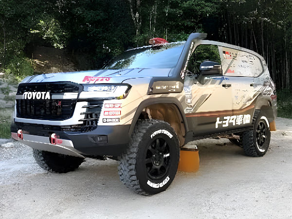 Gemeinsam mit dem Team TLC, dessen Toyota Land Cruiser 300 GR Sport in Rennspezifikation auf Reifen des Typs „Open Country M/T-R“ bei der Rallye Dakar an den Start geht, peilt Toyo den zwölften Sieg in Folge in der Produktionsklasse T2 des motorsportlichen Wettbewerbs in der saudi-arabischen Wüste an (Bild: Toyo)