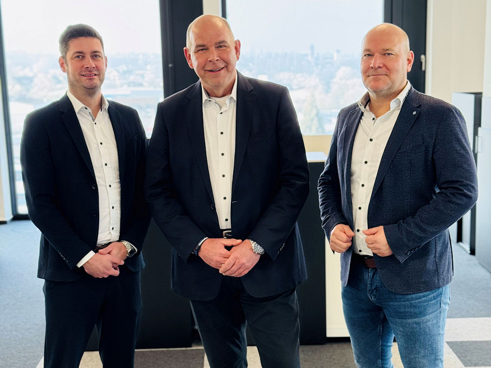 Von links: Select-Vorstand Daniel Trost, Vorstandsvorsitzender Stephan Westbrock und Dennis Christ, Prokurist und Einkaufsleiter bei der Autoteilegroßhandelskooperation, blicken zuversichtlich in Richtung der nächsten 25 Jahre (Bild: Select AG)