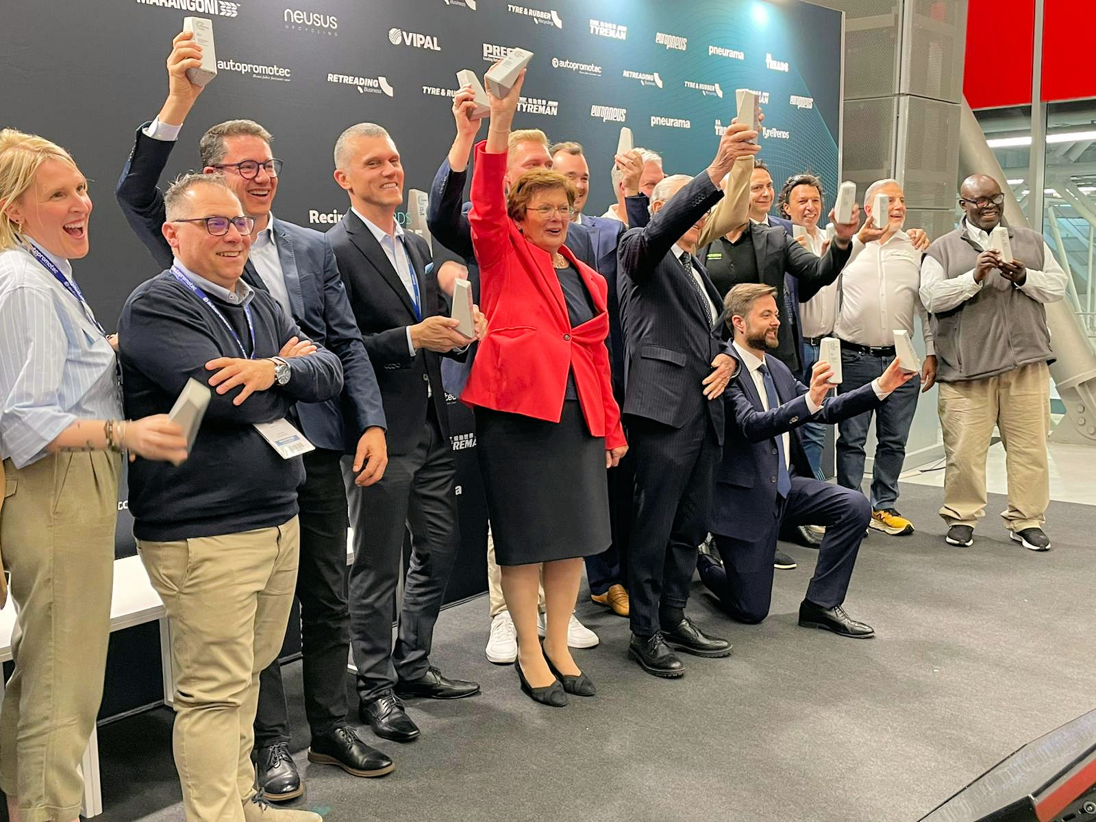 Das AZuR Netzwerk raeumte bei den diesjaehrigen Recircle Awards gleich sieben der 22 vergebenen Auszeichnungen ab und erreichte damit in der vierjaehrigen Award Geschichte einen neuen Rekord