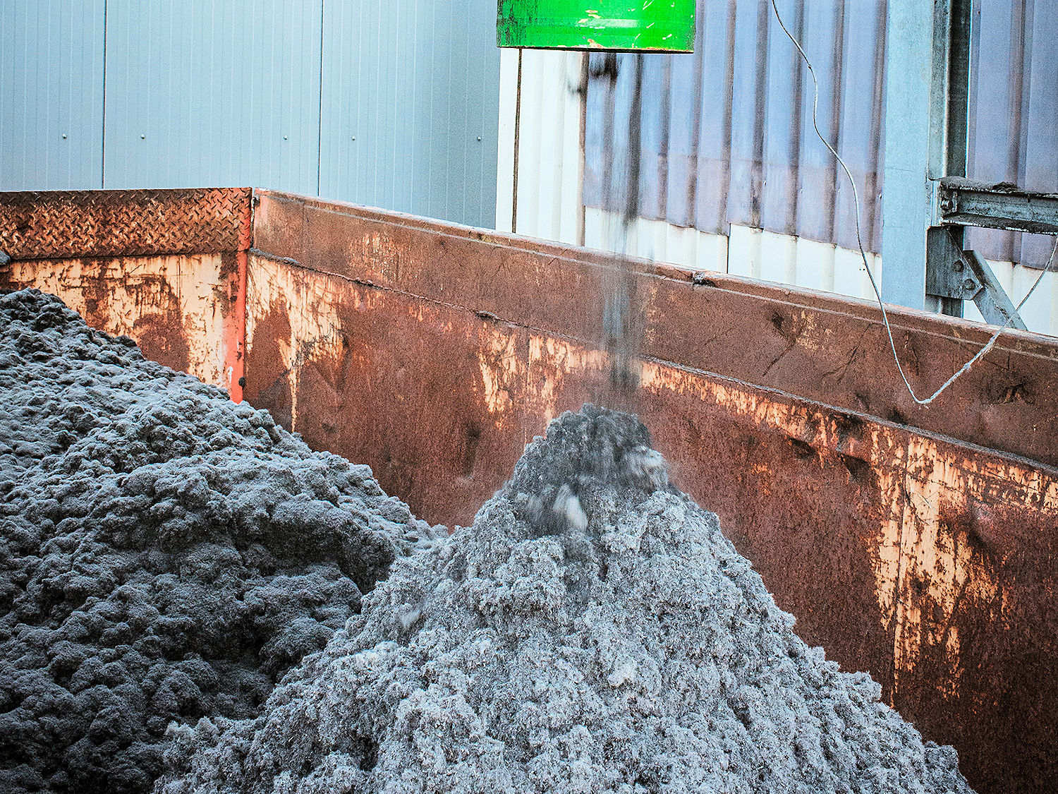 Das im Zuge der Pyrolyse gewonnene Kohlenstoffmaterial (Foto) bildet die Basis für recovered Carbon Black (rCB), der wiederum in der Reifenproduktion Industrieruß ersetzen kann und insofern für eine funktionierende Reifenkreislaufwirtschaft steht (Bild: Schwalbe/Ralf Bohle und Pyrum Innovations)